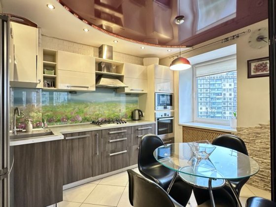 Сдам шикарную 4-х к. квартиру  95 м2 /4 эт. на Победе-5 Днепр