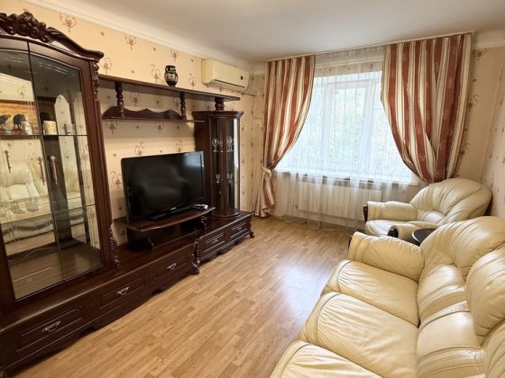 Здається 2 к кв, пр. Науки, нагорка