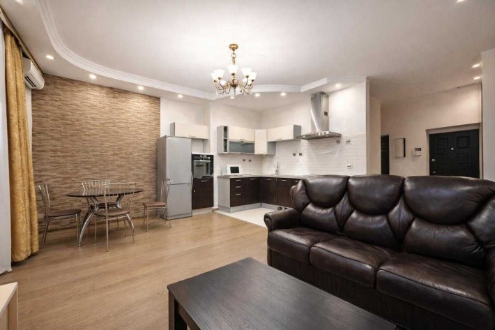 Просторна 3-кімнатна квартира 90 м² з паркінгом на Печерську - фото 1