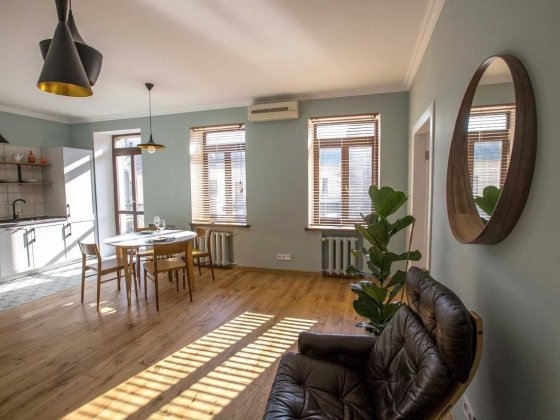 Дизайнерська квартира на Подолі — тиха, світла, повністю готова до життя