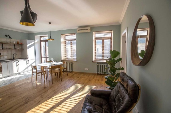 Дизайнерська квартира на Подолі — тиха, світла, повністю готова до життя - фото 1