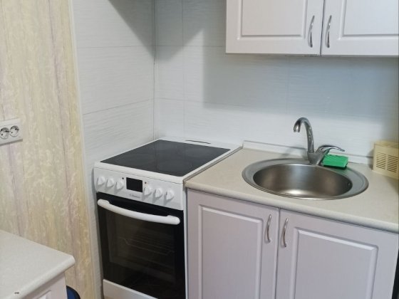 м.Васильківська  ОРЕНДА  2-ї кв. Вул. Максимовича 7. Є бомбосховище. Київ