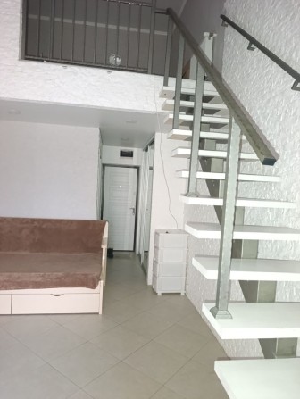 Сдаётся долгосрочно 2ух уровневая смарт квартира. - фото 1