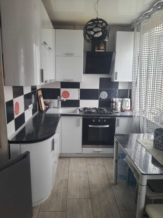 #24133 Аренда 3 комн. кв. 23 Августа внизу круг тролейбуса. - фото 1