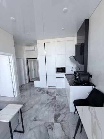 Сдам 1 комн квартиру с терассой 25 этаж жк манхетен - фото 1