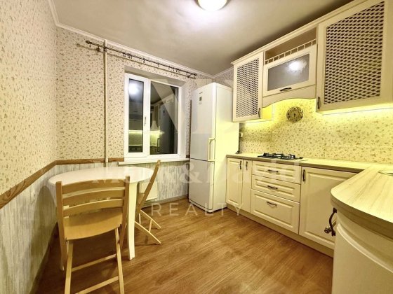 54 м2 Голосіївський р-н метро ВДНХ вул. Виставкова, 14