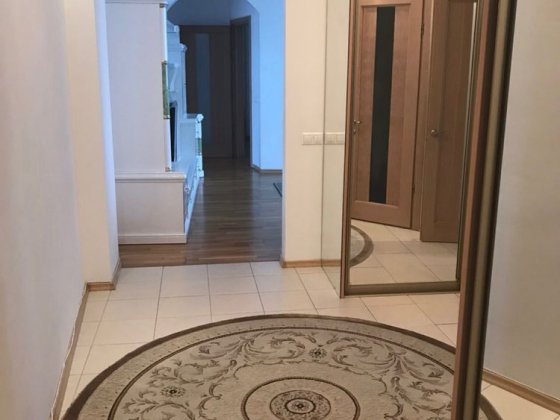 Здається трикімнатна квартира Киев