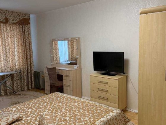 Оренда 3х к біля м. Печерська Лесі Українки 21а