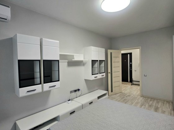 Оренда 2-к квартири 43 кв.  ЖК Комфорт таун Регенераторна 4