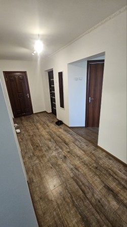 4 кім.квартира, 100 кв.м. Ревуцького 8. 1-й поверх - фото 1