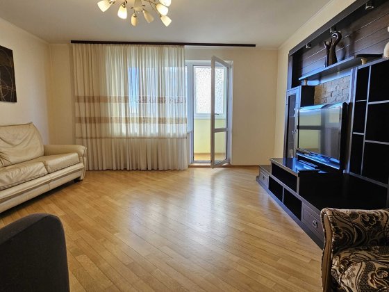 Дарницький бул.8. Затишна 2-кімнатна квартира поруч з парком та метро!