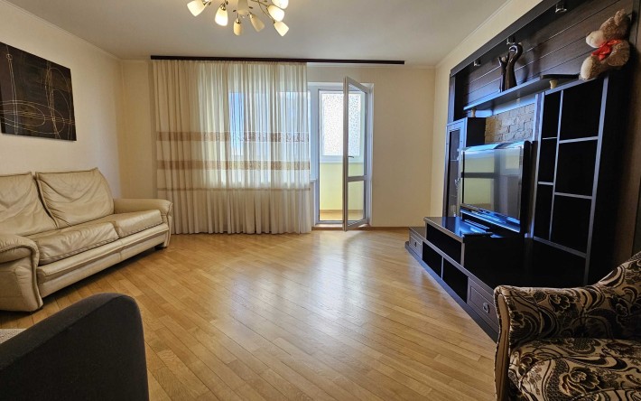 Дарницький бул.8. Затишна 2-кімнатна квартира поруч з парком та метро! - фото 1