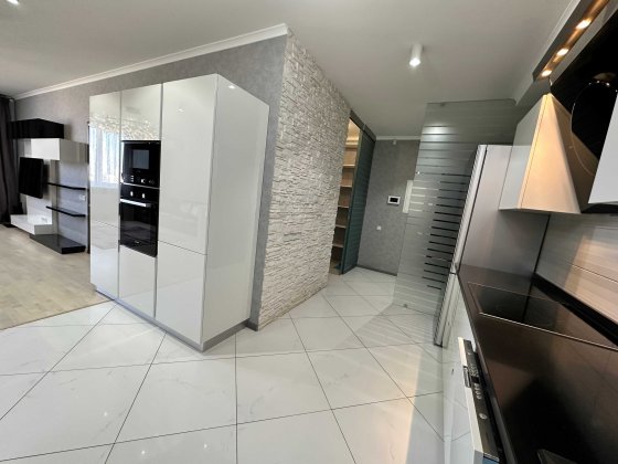 Оренда 3-к. Срібнокільська 1 (Генератор + інвертор). Є паркомісце. Метро Позняки -5 хвилин пішки