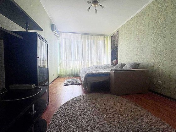 Ентузиастів 9,  Русанівка Доглянута, затишна, у відмінному місці квартира Киев