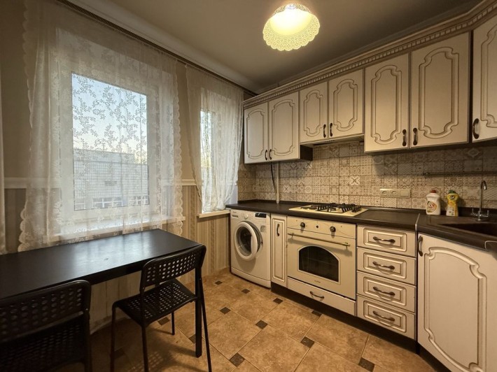 Вул. Хорива 22/28 Поділ метро Контрактова площа - фото 1