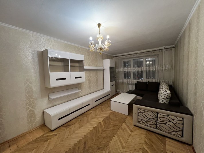 3 кімнатна квартира біля метро - фото 1