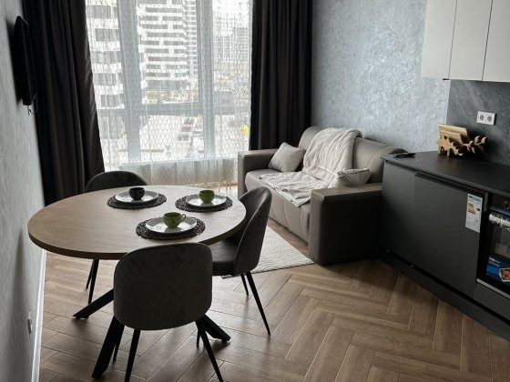 Варшавський -3, Всеволода Змієнка, 15/23. Ретровіль, Правди Київ