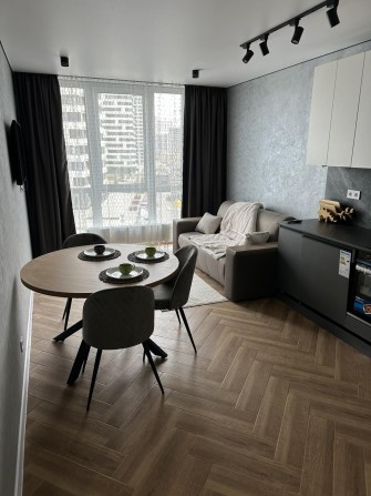 Варшавський -3, Всеволода Змієнка, 15/23. Ретровіль, Правди - фото 1