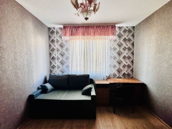 3кім Ахматової метро Позняки Київ