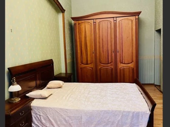 Метро Університет, двушка в царському будинку Київ