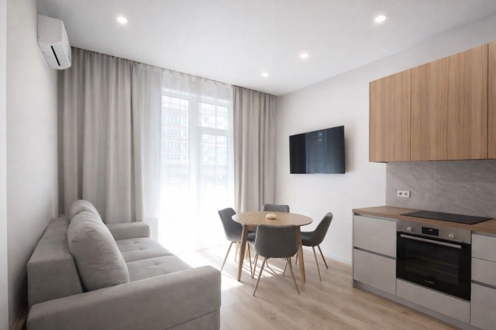 Затишна євродвушка, Ж. К. Кардинал - фото 1