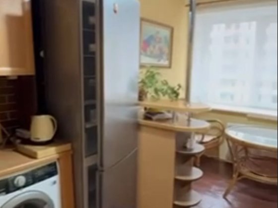 1 хвилина від метро ! 3- кімнатна, в будинку є генератор! Киев