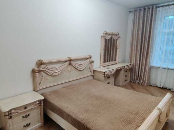 Оренда двокімнатної Сталінка гарний стан Краківська 7 м. Дарниця 3 хв.