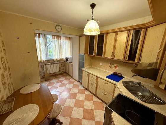 Здамо дуже затишну 3 кімнатну квартиру на Олеся Курбаса 3б Киев