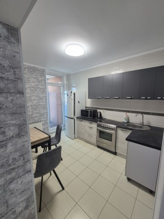 Оренда 1к Комфорт Таун Регенераторна 4  балкон - фото 1