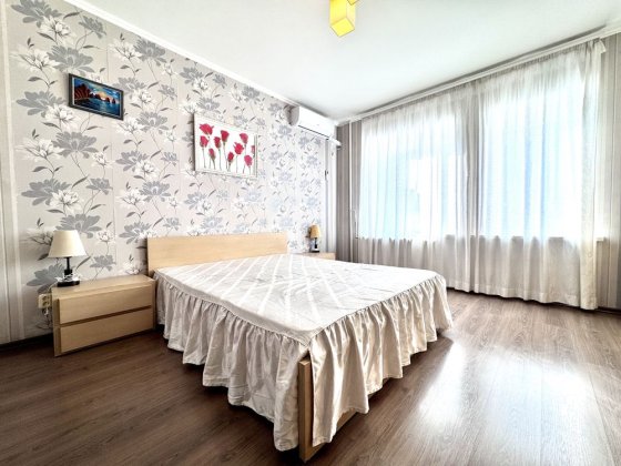 2-х кімнатна ЛЮКС! 3-й поверх. 70кв.метро Академмістечко 15хв пішки.