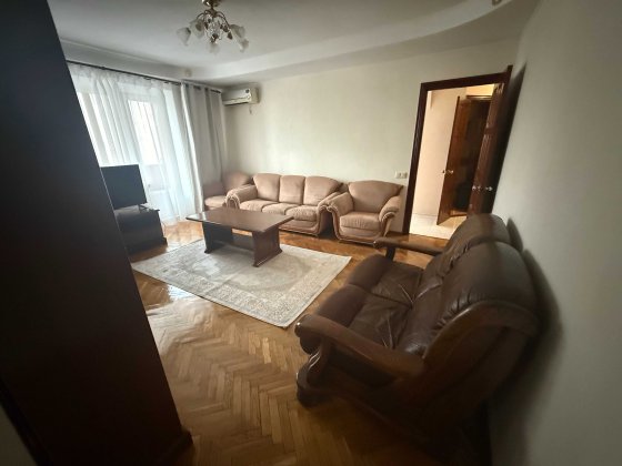 Здаю  3 кімнатну квартиру по Великій Васильківській  ( центр) Киев