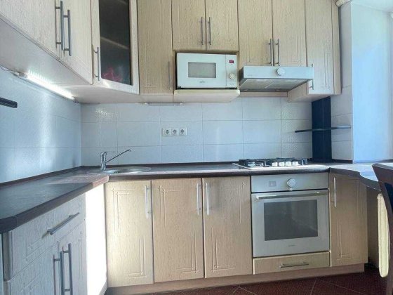 2-К квартира в ІДЕАЛЬНІЙ локації біля метро !