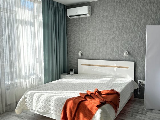 Нова дизайнерська, не вимикають світло. Вул. Олени Пчілки 7 Київ