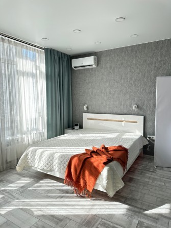 Нова дизайнерська, не вимикають світло. Вул. Олени Пчілки 7 - фото 1