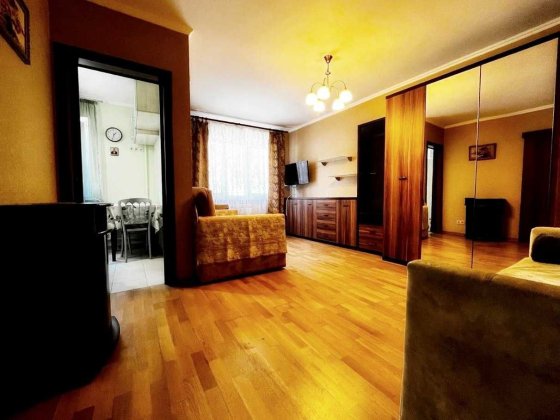 Єреванська, 8. 1/5-ти гарний стан, повністю мебльована