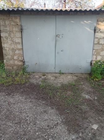 Гараж в встаром городе - фото 1