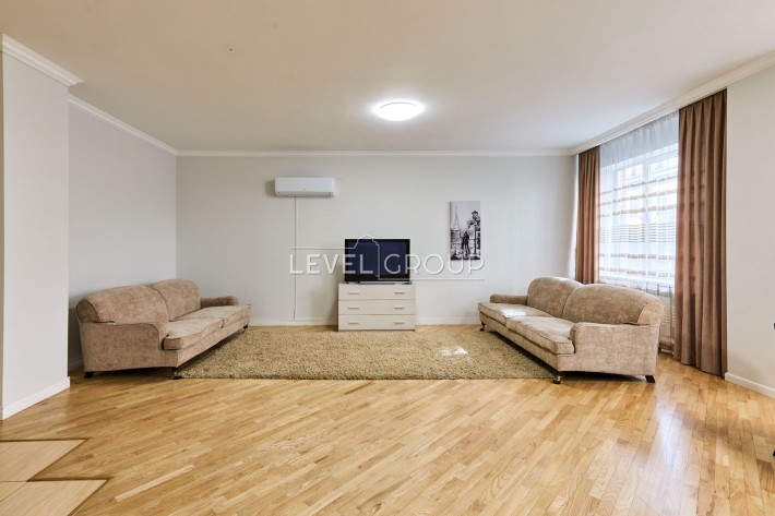 Пропонується в оренду 4 кім.квартира  з паркінгом  вул. Павлівська 17 - фото 1