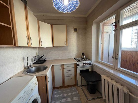 Липківського 27/5, оренда просторої 1к, м.Вокзальна Киев