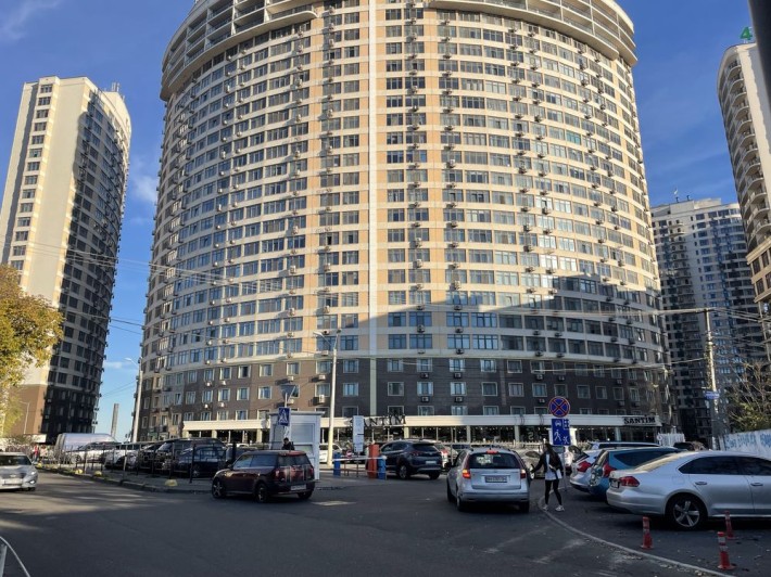 Аренда паркоместа в подземном паркинге 27 44 45 48 Жемчужина посуточно - фото 1