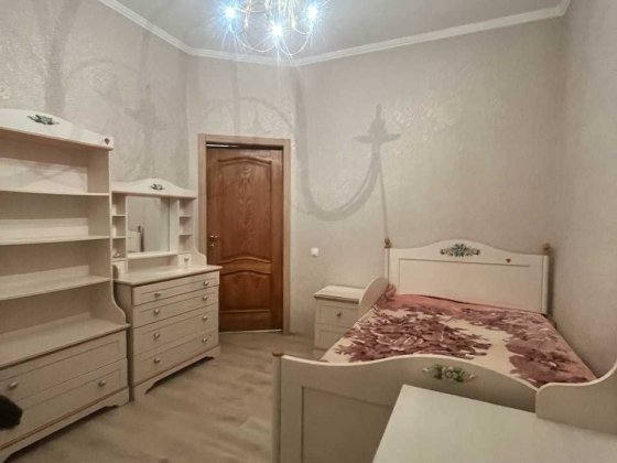 Довнар-Запольского перший поверх,газ!Метро поруч