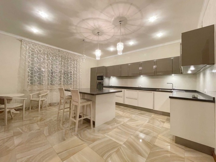 Здається трьохкімнатна квартира. Метро Шулявська. Генератор - фото 1