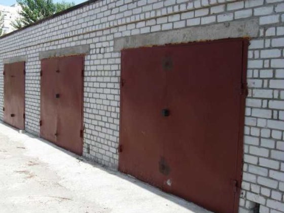 Гараж, кутовий, двоповерховий. Кооператив Авангард.