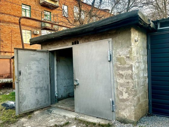 Кап гараж у дворі,  Суха Балка, Ракітіна, б. 11-13 Кривой Рог