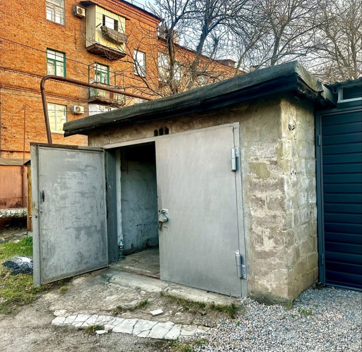 Кап гараж у дворі,  Суха Балка, Ракітіна, б. 11-13 - фото 1