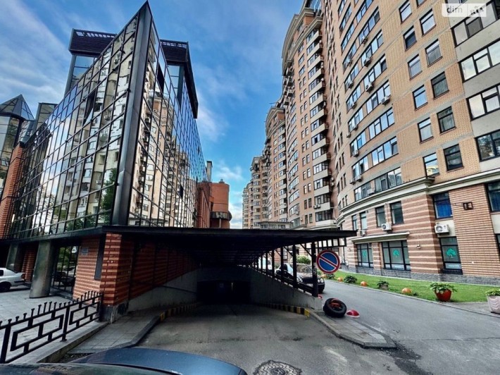 Продам паркомісце Старонаводницька 13, або 2 сусідні! - фото 1