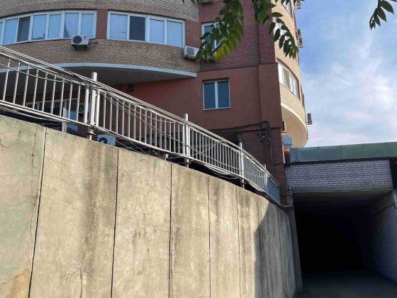 Продам гараж/паркинг - большой дом для ваших авто. Днепр. Центр. Дніпро