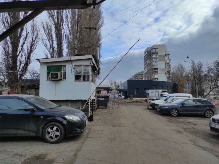Здам/продам місце на охороняємій стоянці по вул. Бочарова/Ж.Кюрі - фото 1