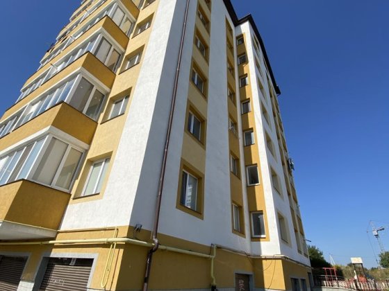 Продається гараж в будинку потвигідній ціні Угринов