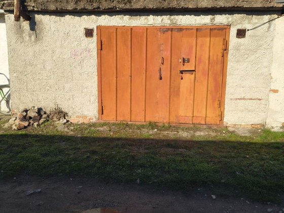 Пордам гараж за вул. Світанкова. Златопиль