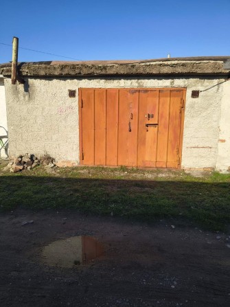 Пордам гараж за вул. Світанкова. - фото 1